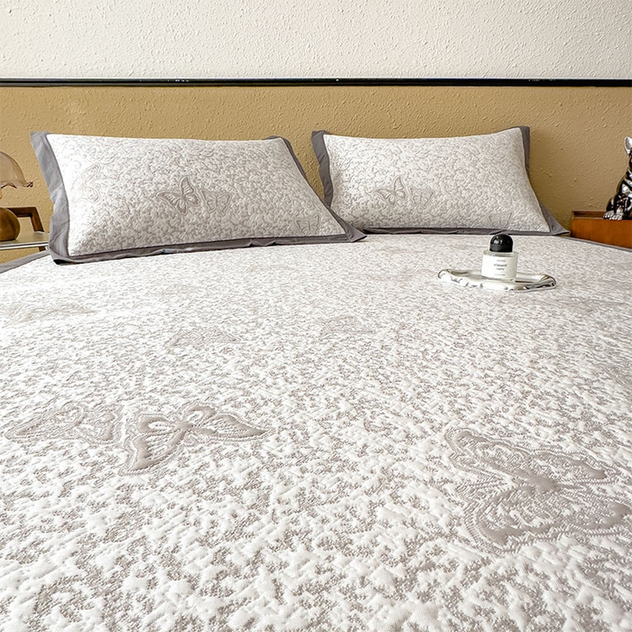 91家纺网 家纺一手货源 找家纺 莱家富 2026新款公主风凉感值过0.21空调席子软席冰豆豆凉席三件套-蝴蝶蝶舞花语系列 床席款蝶舞花语-星空咖