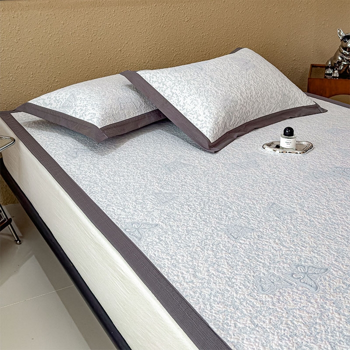 91家纺网 家纺一手货源 找家纺 莱家富 2026新款公主风凉感值过0.21空调席子软席冰豆豆凉席三件套-蝴蝶蝶舞花语系列 床席款蝶舞花语-淡蓝