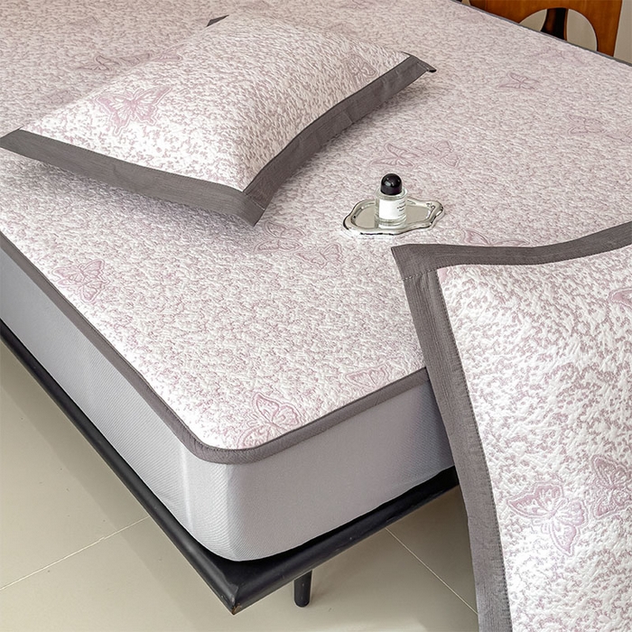 91家纺网 家纺一手货源 找家纺 莱家富 2026新款公主风凉感值过0.21空调席子软席冰豆豆凉席三件套-蝴蝶蝶舞花语系列 床笠款蝶舞花语-雾雅紫