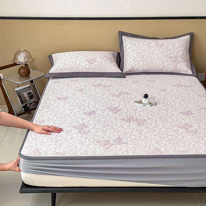 91家纺网 家纺一手货源 找家纺 莱家富 2026新款公主风凉感值过0.21空调席子软席冰豆豆凉席三件套-蝴蝶蝶舞花语系列 床笠款蝶舞花语-雾雅紫