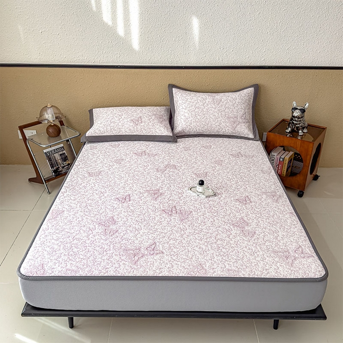 91家纺网 家纺一手货源 找家纺 莱家富 2026新款公主风凉感值过0.21空调席子软席冰豆豆凉席三件套-蝴蝶蝶舞花语系列 床笠款蝶舞花语-雾雅紫