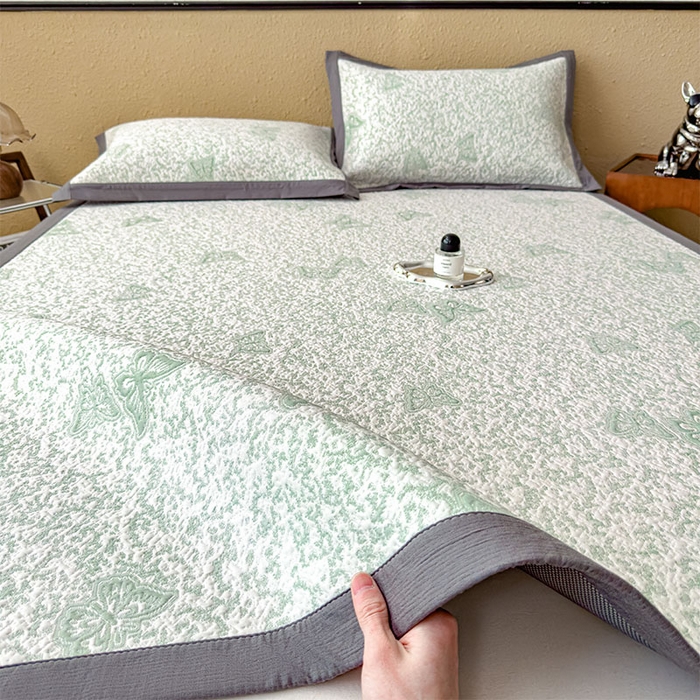 91家纺网 家纺一手货源 找家纺 莱家富 2026新款公主风凉感值过0.21空调席子软席冰豆豆凉席三件套-蝴蝶蝶舞花语系列 床席款蝶舞花语-森林绿