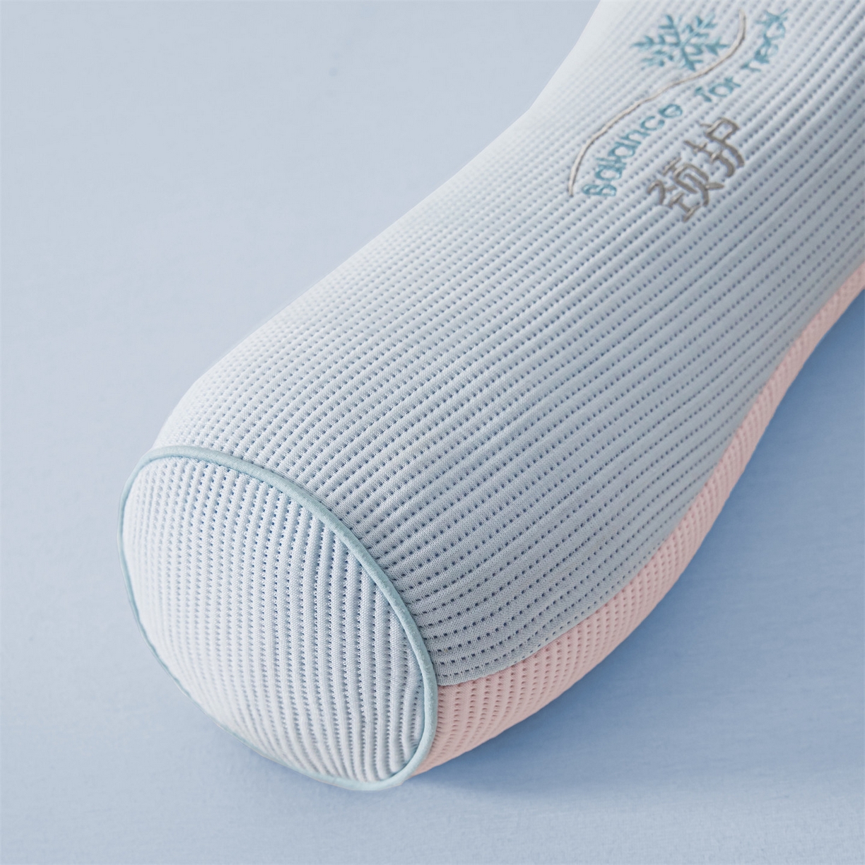 91家纺网 家纺一手货源 找家纺 麦肯锡 2026新款柔纹花眠小蛮腰荞麦护颈枕枕头枕芯 蓝拼粉