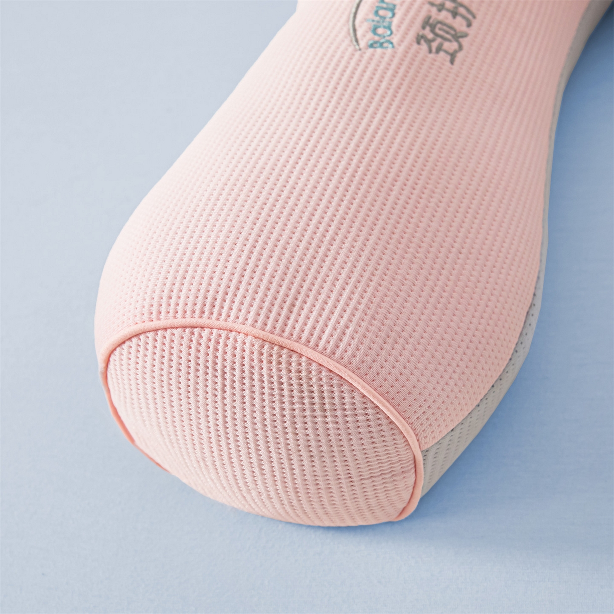 91家纺网 家纺一手货源 找家纺 麦肯锡 2026新款柔纹花眠小蛮腰荞麦护颈枕枕头枕芯 粉拼灰