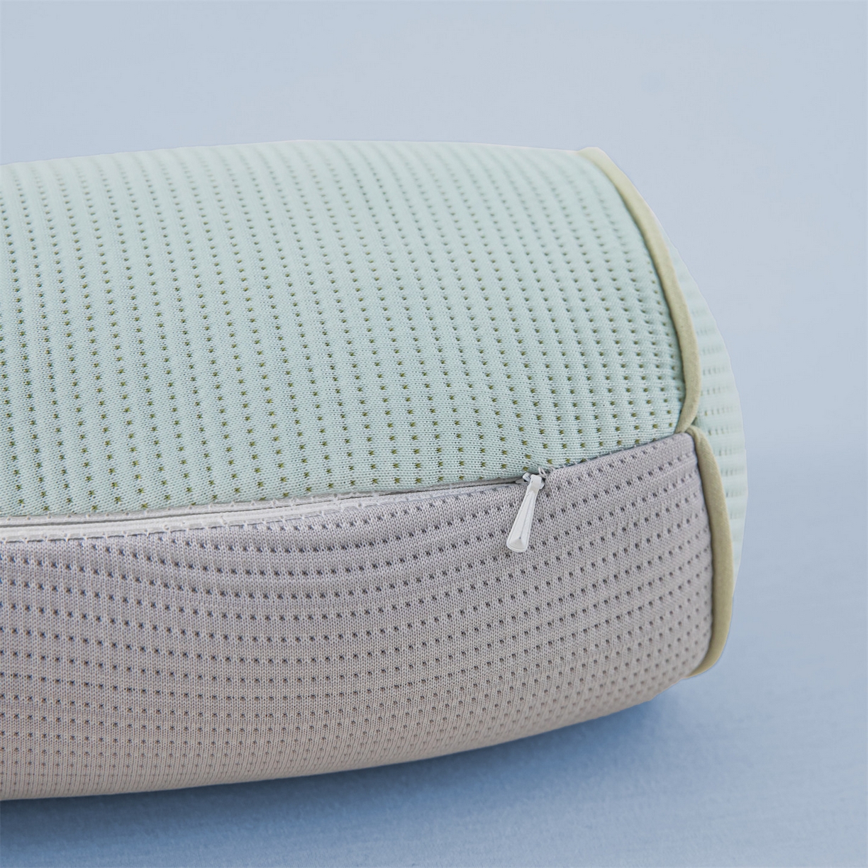 91家纺网 家纺一手货源 找家纺 麦肯锡 2026新款柔纹花眠小蛮腰荞麦护颈枕枕头枕芯 绿拼灰