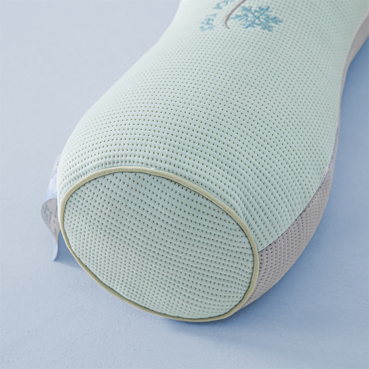 91家纺网 家纺一手货源 找家纺 麦肯锡 2026新款柔纹花眠小蛮腰荞麦护颈枕枕头枕芯 绿拼灰