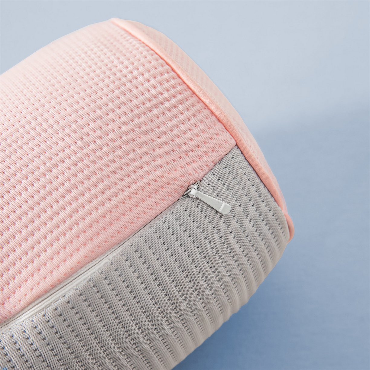 91家纺网 家纺一手货源 找家纺 麦肯锡 2026新款柔纹花眠小蛮腰荞麦护颈枕枕头枕芯 粉拼灰