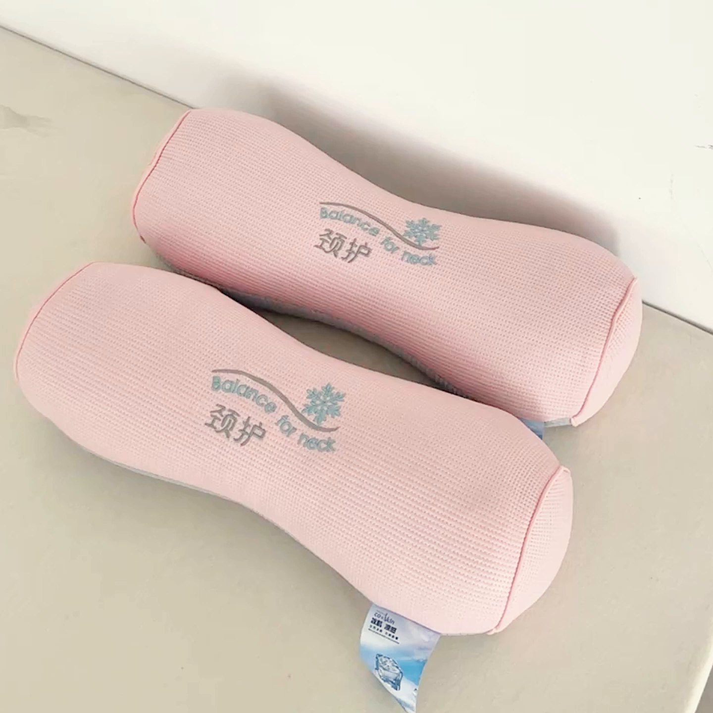 91家纺网 家纺一手货源 找家纺 麦肯锡 2026新款柔纹花眠小蛮腰荞麦护颈枕枕头枕芯 粉拼灰