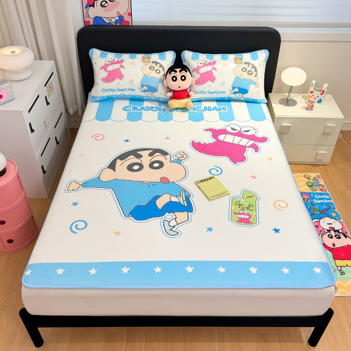 91家纺网 家纺一手货源 找家纺 博雅 2026新款蜡笔小新正版授权小冰皮大版印花凉席-平铺款 大版-鳄鱼山小新