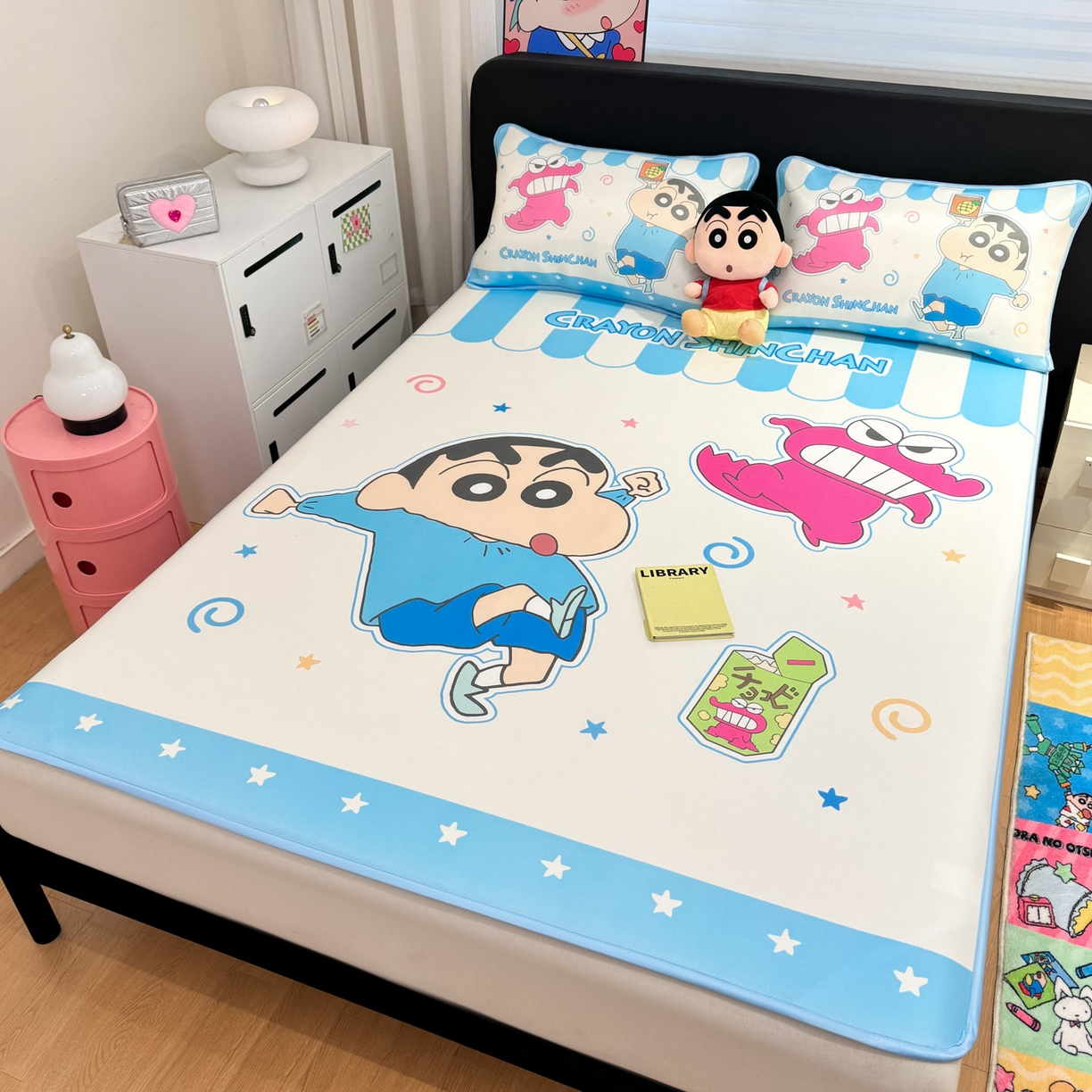 91家纺网 家纺一手货源 找家纺 博雅 2026新款蜡笔小新正版授权小冰皮大版印花凉席-平铺款 大版-鳄鱼山小新