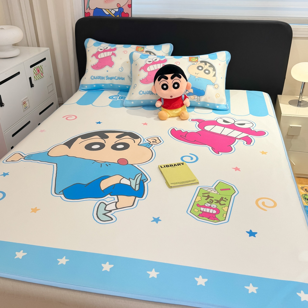 91家纺网 家纺一手货源 找家纺 博雅 2026新款蜡笔小新正版授权小冰皮大版印花凉席-平铺款 大版-鳄鱼山小新