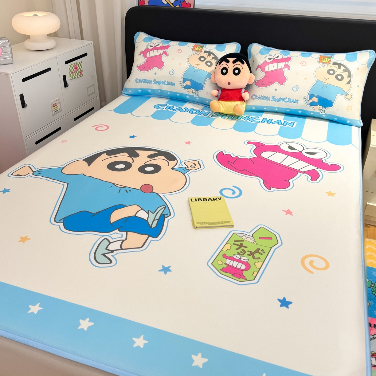 91家纺网 家纺一手货源 找家纺 博雅 2026新款蜡笔小新正版授权小冰皮大版印花凉席-平铺款 大版-鳄鱼山小新