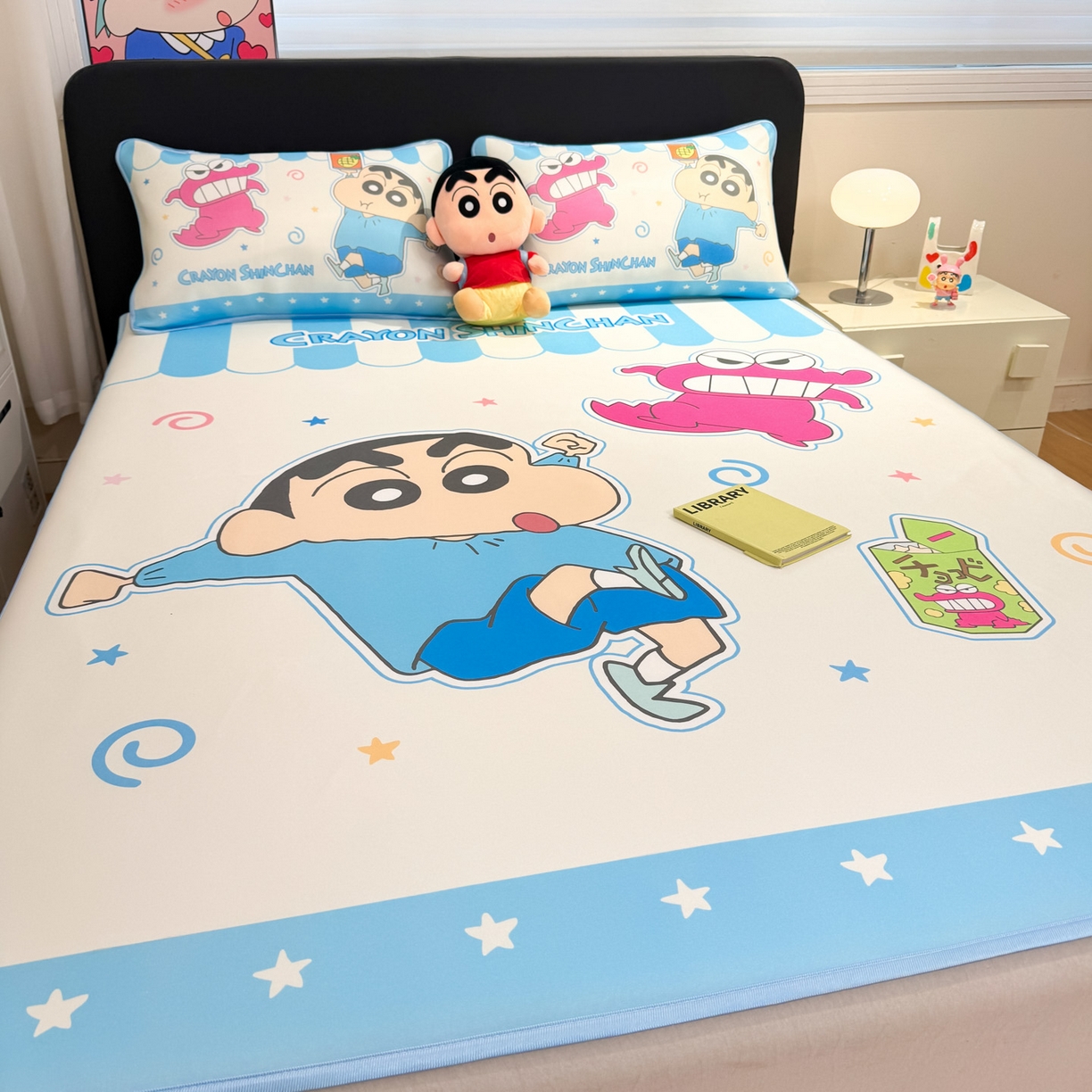 91家纺网 家纺一手货源 找家纺 博雅 2026新款蜡笔小新正版授权小冰皮大版印花凉席-平铺款 大版-鳄鱼山小新