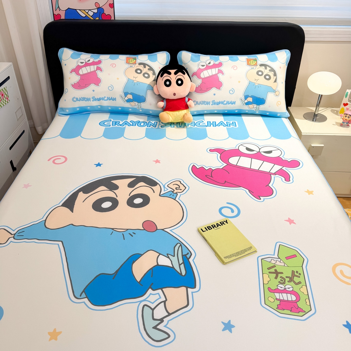 91家纺网 家纺一手货源 找家纺 博雅 2026新款蜡笔小新正版授权小冰皮大版印花凉席-平铺款 大版-鳄鱼山小新