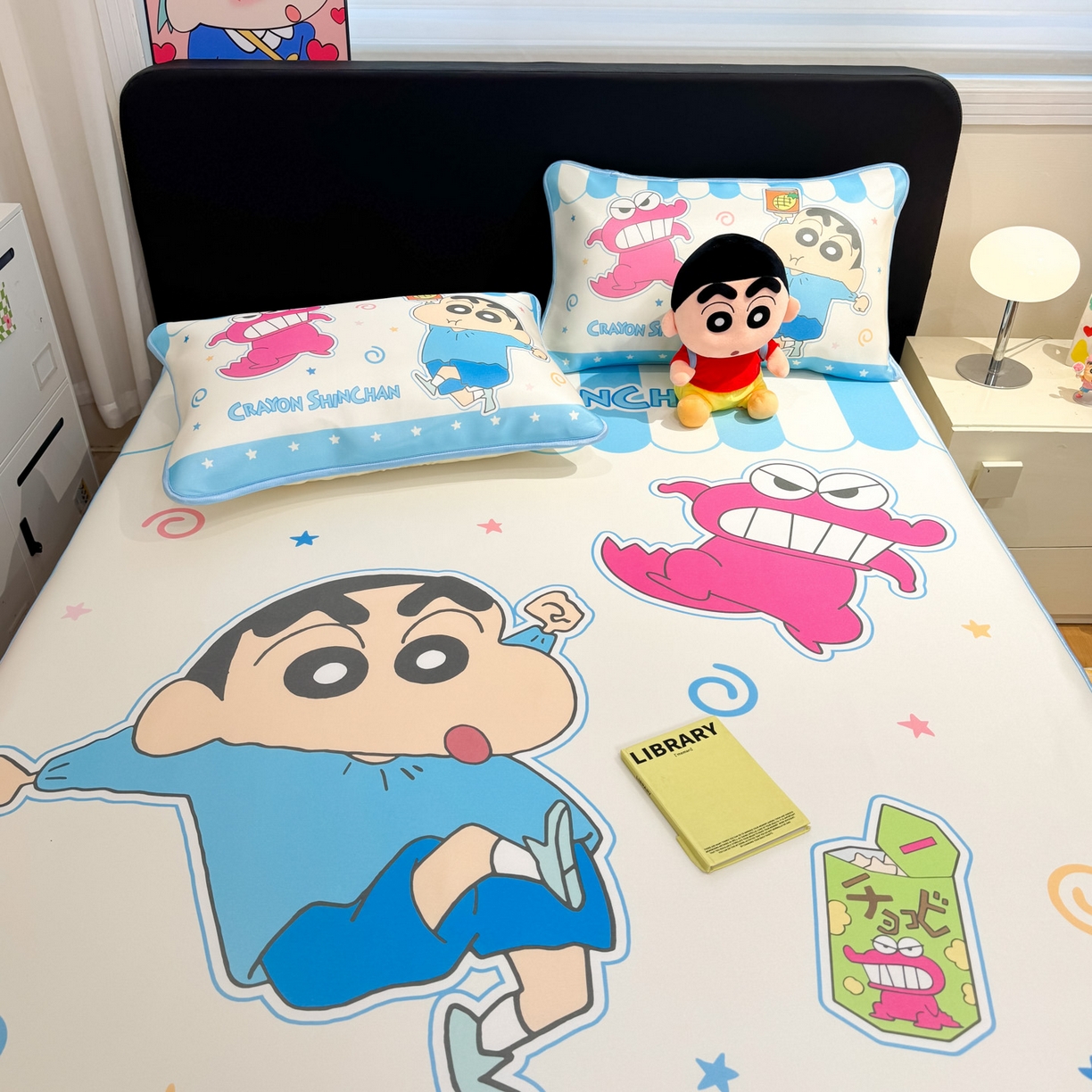 91家纺网 家纺一手货源 找家纺 博雅 2026新款蜡笔小新正版授权小冰皮大版印花凉席-平铺款 大版-鳄鱼山小新