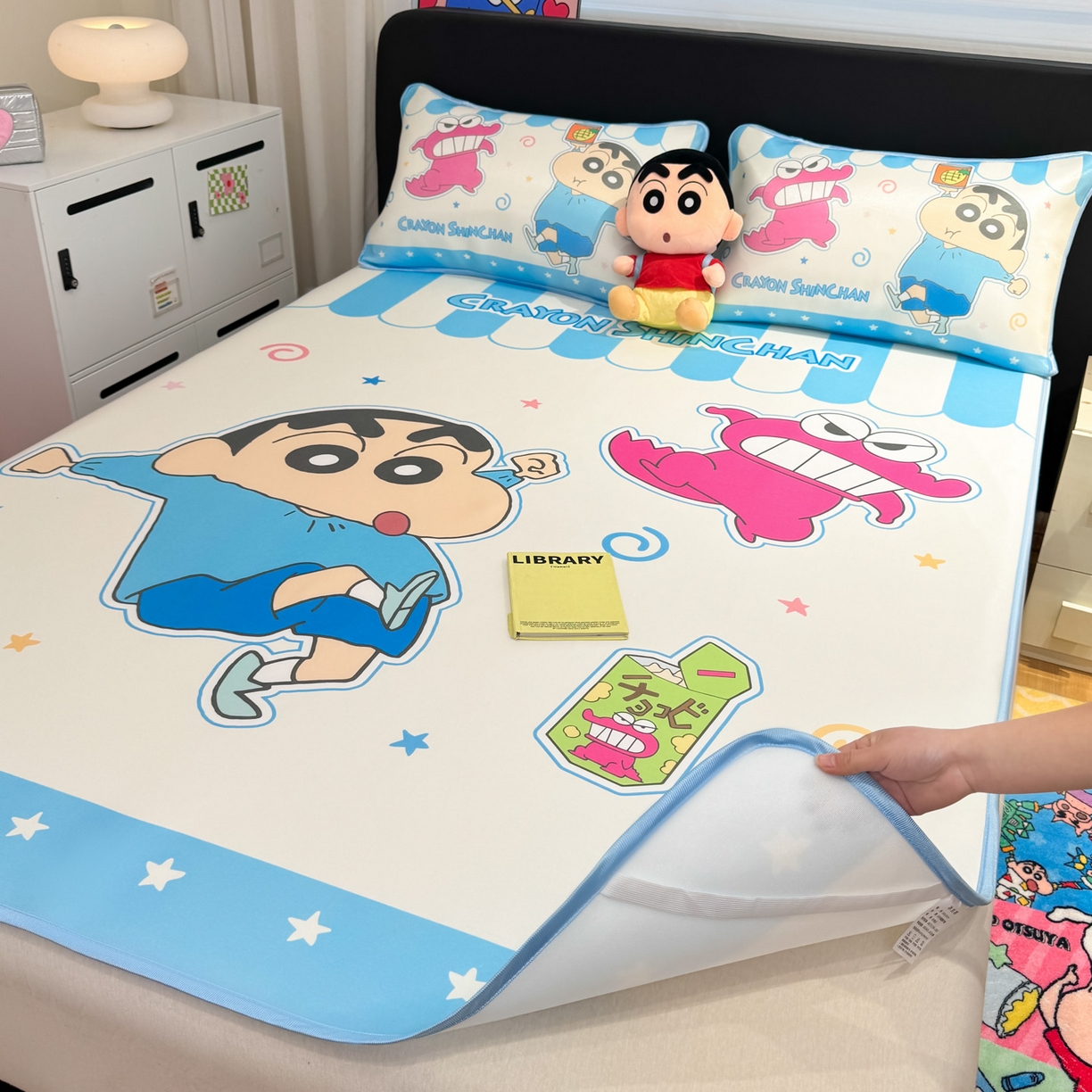 91家纺网 家纺一手货源 找家纺 博雅 2026新款蜡笔小新正版授权小冰皮大版印花凉席-平铺款 大版-鳄鱼山小新