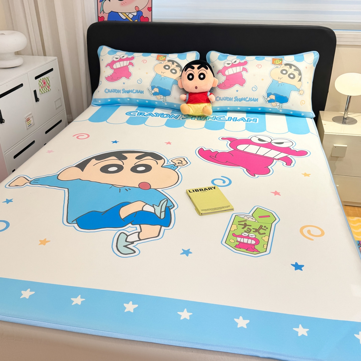 91家纺网 家纺一手货源 找家纺 博雅 2026新款蜡笔小新正版授权小冰皮大版印花凉席-平铺款 大版-鳄鱼山小新