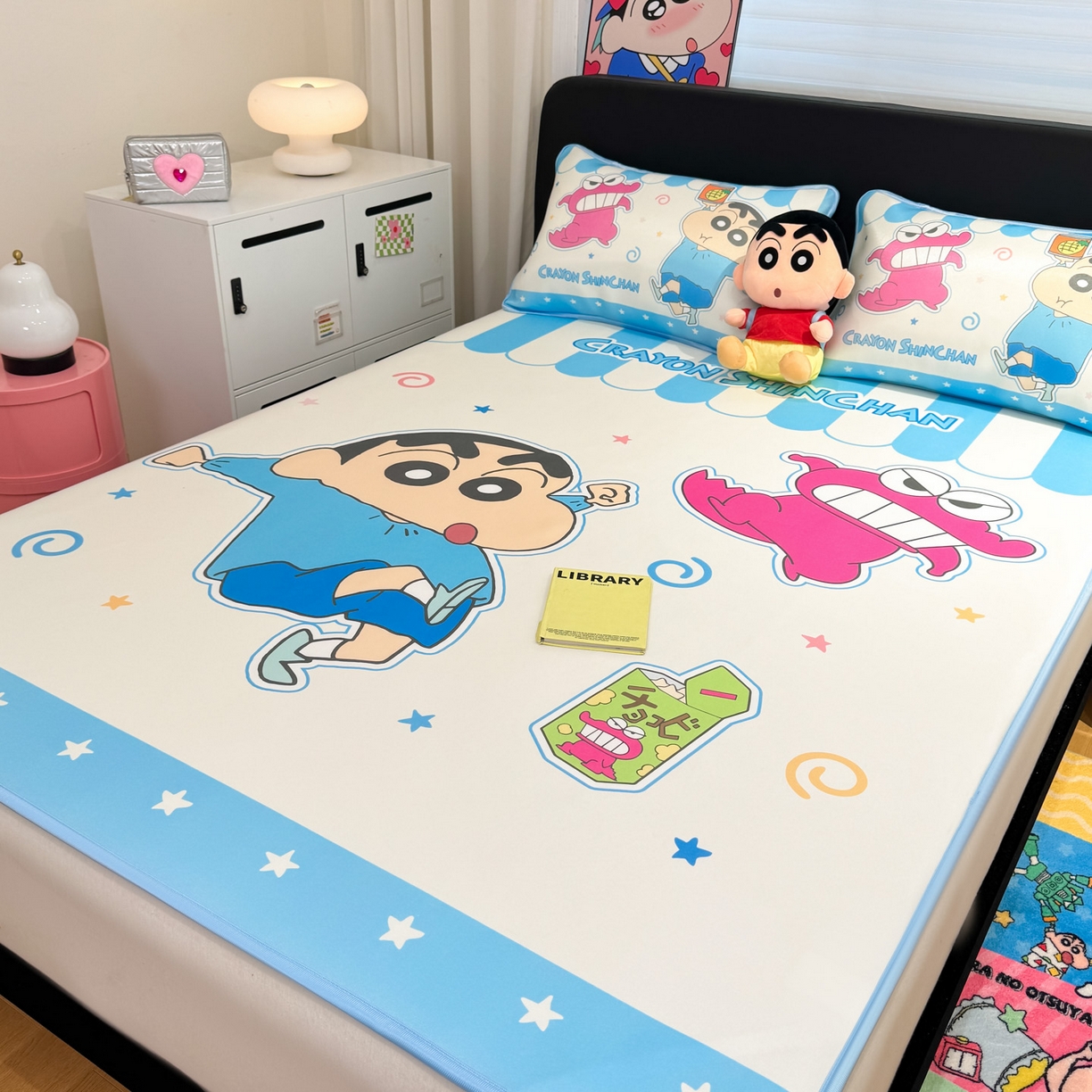 91家纺网 家纺一手货源 找家纺 博雅 2026新款蜡笔小新正版授权小冰皮大版印花凉席-平铺款 大版-鳄鱼山小新