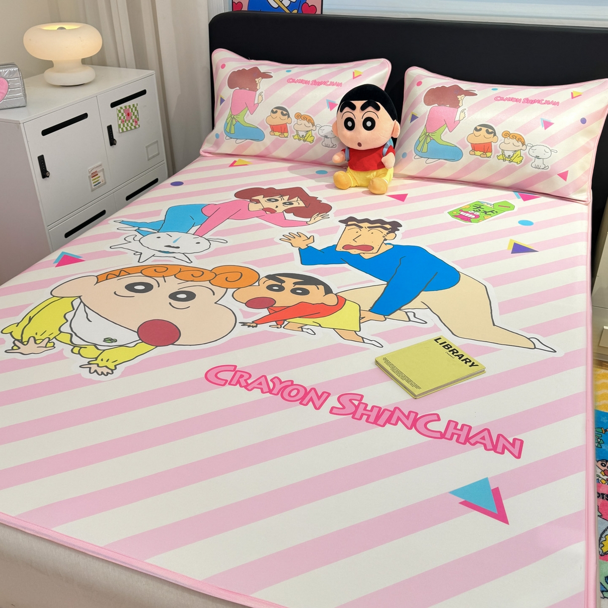 91家纺网 家纺一手货源 找家纺 博雅 2026新款蜡笔小新正版授权小冰皮大版印花凉席-平铺款 大版-蜡笔小新家族