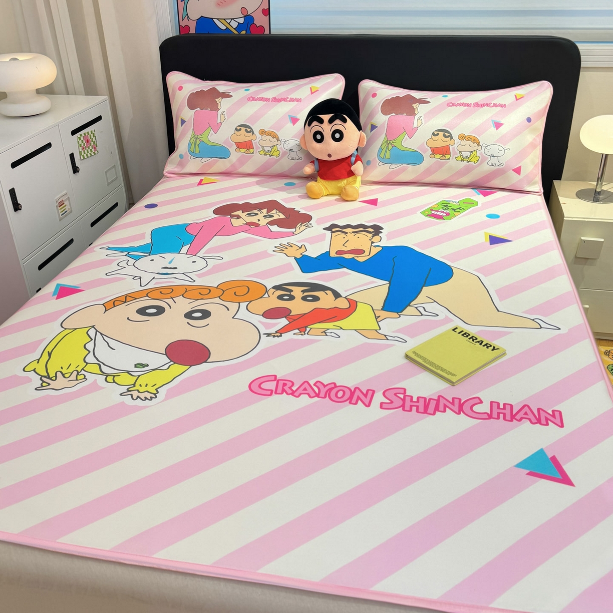 91家纺网 家纺一手货源 找家纺 博雅 2026新款蜡笔小新正版授权小冰皮大版印花凉席-平铺款 大版-蜡笔小新家族