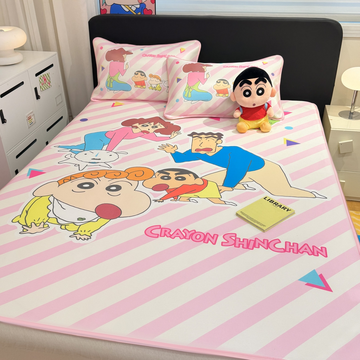 91家纺网 家纺一手货源 找家纺 博雅 2026新款蜡笔小新正版授权小冰皮大版印花凉席-平铺款 大版-蜡笔小新家族