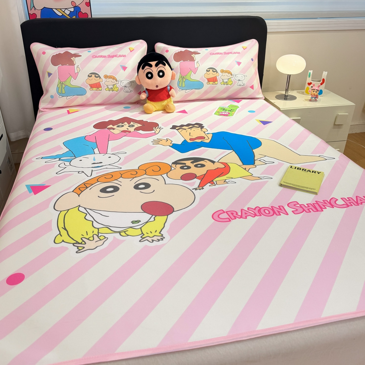 91家纺网 家纺一手货源 找家纺 博雅 2026新款蜡笔小新正版授权小冰皮大版印花凉席-平铺款 大版-蜡笔小新家族