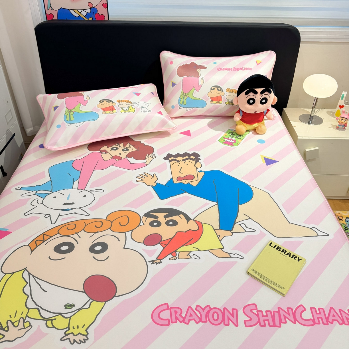 91家纺网 家纺一手货源 找家纺 博雅 2026新款蜡笔小新正版授权小冰皮大版印花凉席-平铺款 大版-蜡笔小新家族