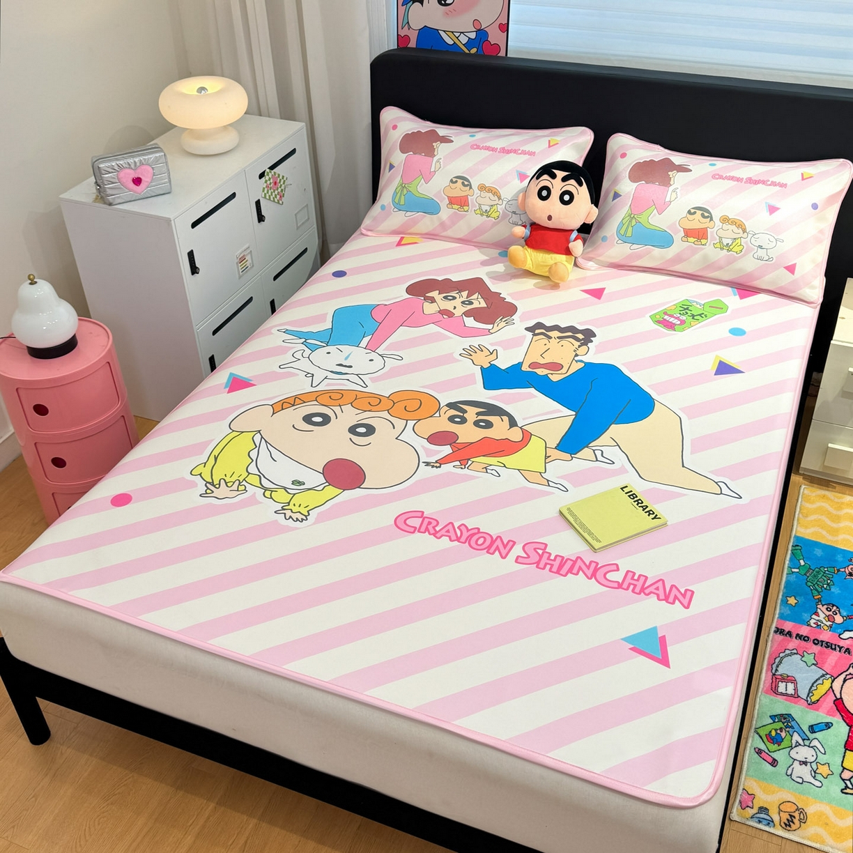 91家纺网 家纺一手货源 找家纺 博雅 2026新款蜡笔小新正版授权小冰皮大版印花凉席-平铺款 大版-蜡笔小新家族