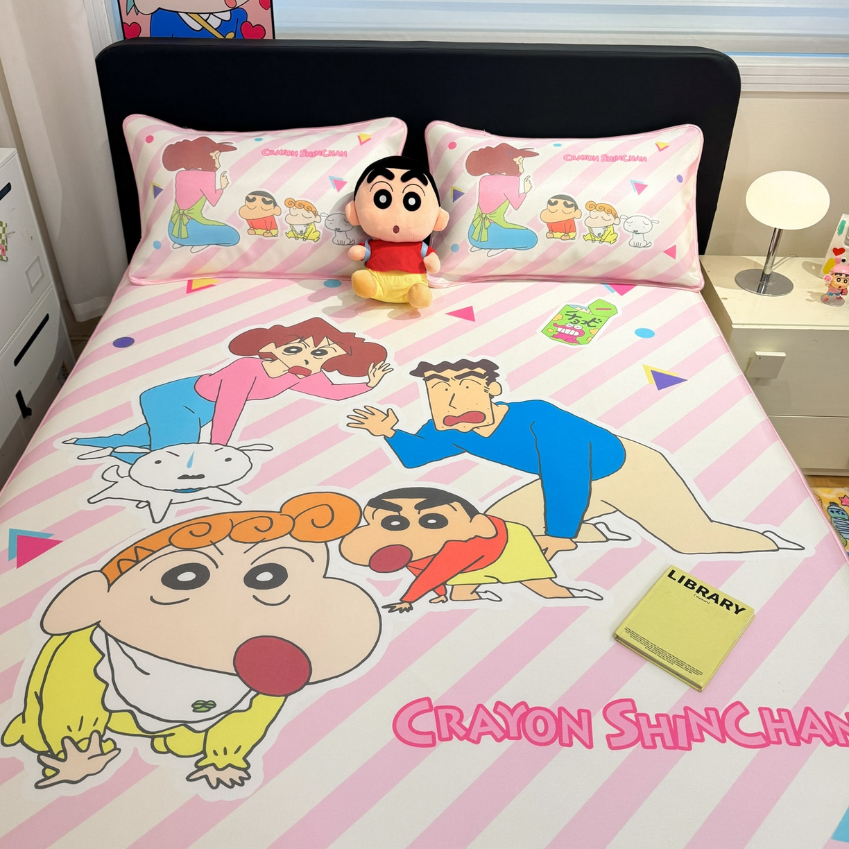 91家纺网 家纺一手货源 找家纺 博雅 2026新款蜡笔小新正版授权小冰皮大版印花凉席-平铺款 大版-蜡笔小新家族