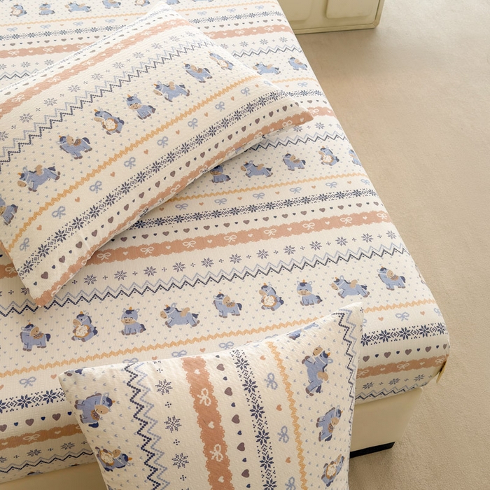 91家纺网 家纺一手货源 找家纺 几禾 2026新款高克重泡芙纱~印花款（单床笠）浅糯系列-110g CL浅糯-费尔岛木马