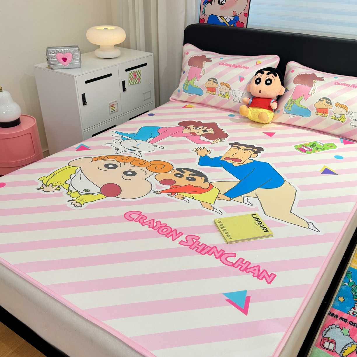 91家纺网 家纺一手货源 找家纺 博雅 2026新款蜡笔小新正版授权小冰皮大版印花凉席-平铺款 大版-蜡笔小新家族