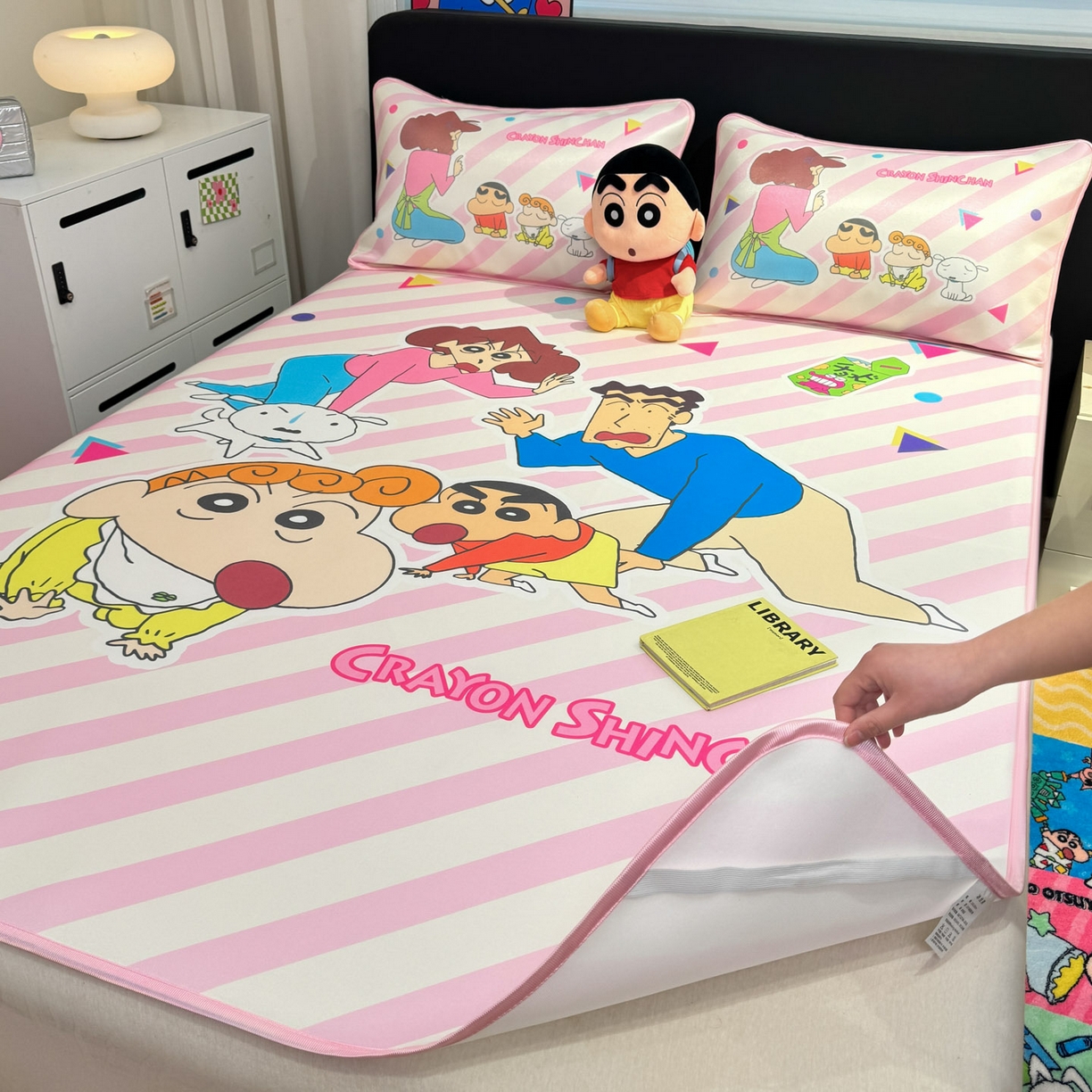 91家纺网 家纺一手货源 找家纺 博雅 2026新款蜡笔小新正版授权小冰皮大版印花凉席-平铺款 大版-蜡笔小新家族