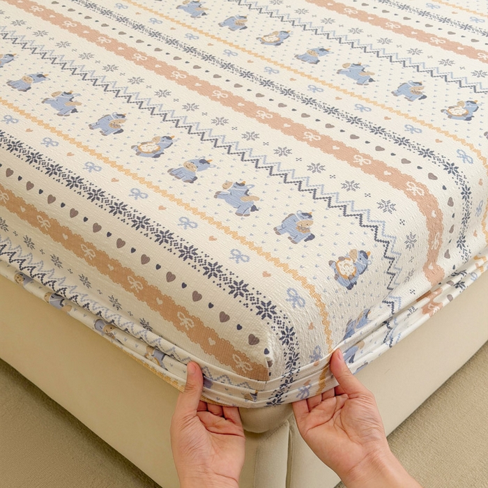 91家纺网 家纺一手货源 找家纺 几禾 2026新款高克重泡芙纱~印花款（单床笠）浅糯系列-110g CL浅糯-费尔岛木马