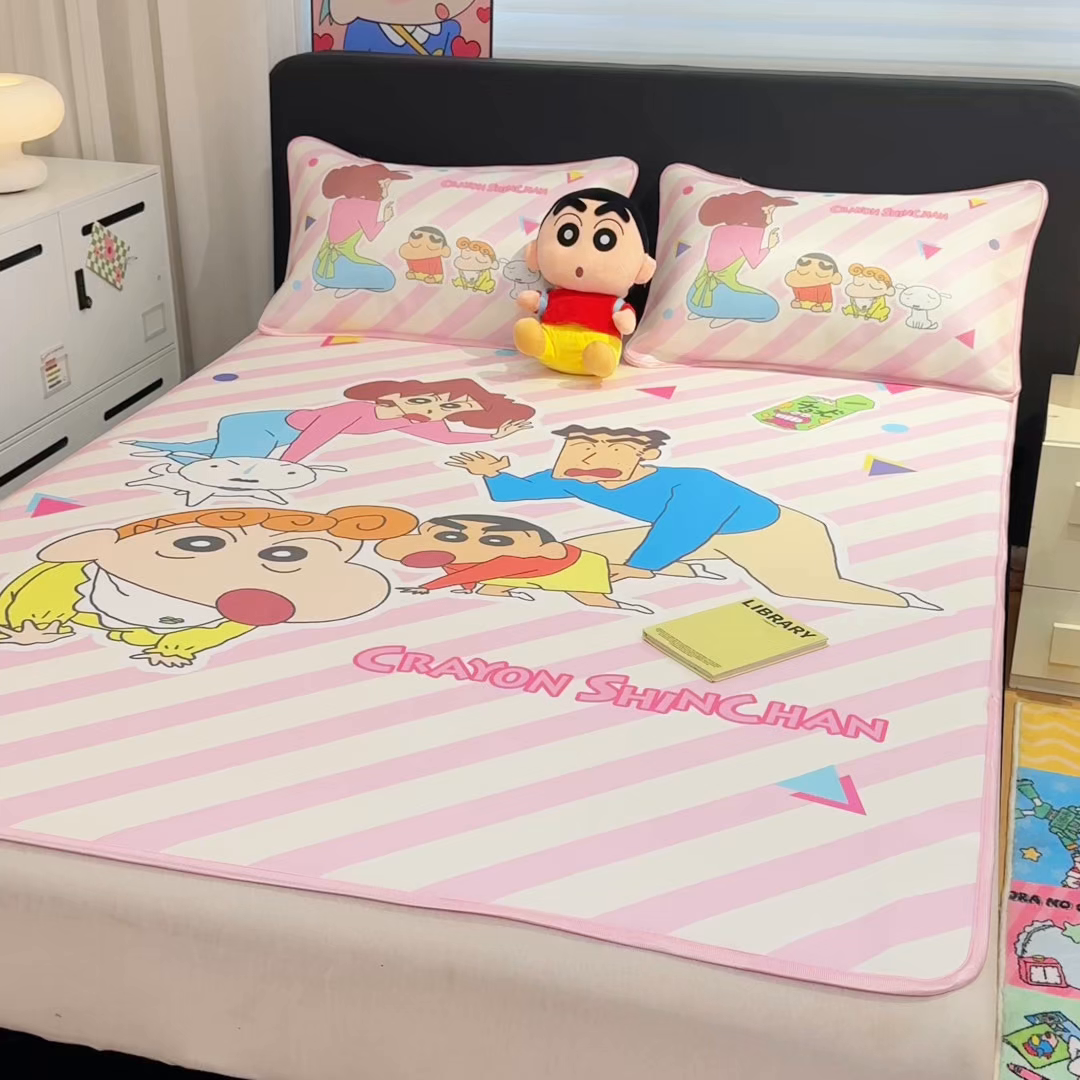 91家纺网 家纺一手货源 找家纺 博雅 2026新款蜡笔小新正版授权小冰皮大版印花凉席-平铺款 大版-蜡笔小新家族