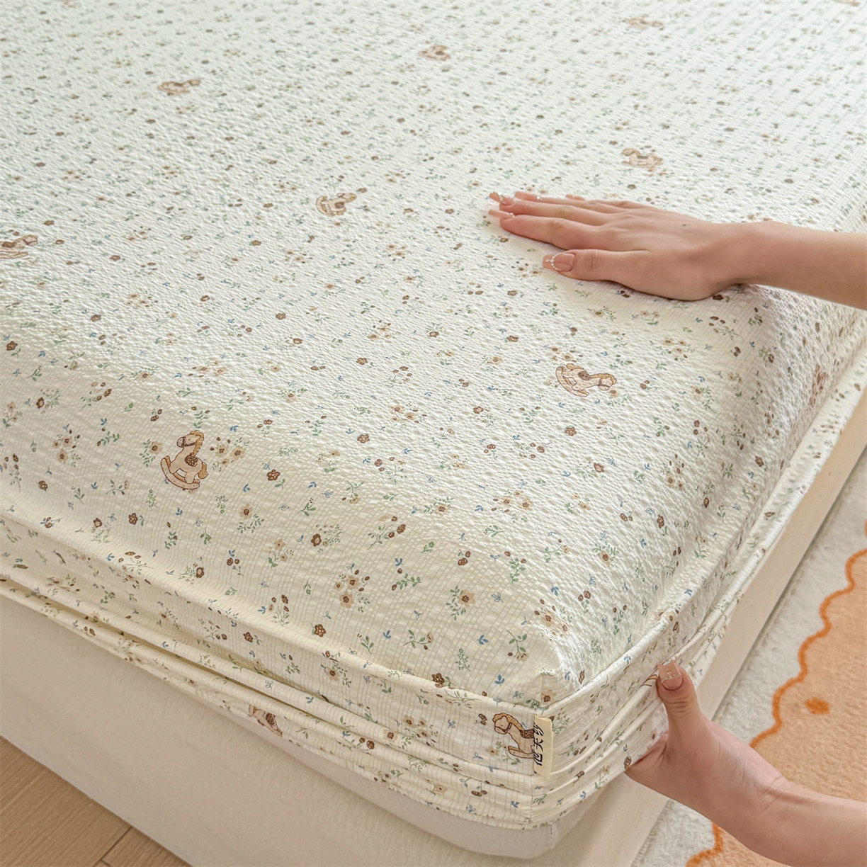 91家纺网 家纺一手货源 找家纺 女子家纺 2026新款亲肤泡芙纱印花床笠单床笠床笠单件 萌趣小马