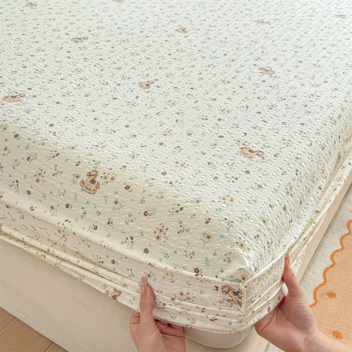 91家纺网 家纺一手货源 找家纺 女子家纺 2026新款亲肤泡芙纱印花床笠单床笠床笠单件 萌趣小马