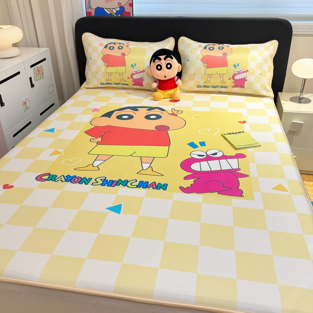 91家纺网 家纺一手货源 找家纺 博雅 2026新款蜡笔小新正版授权小冰皮大版印花凉席-平铺款 大版-奶白格子小新