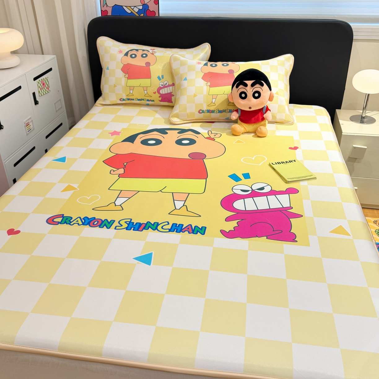 91家纺网 家纺一手货源 找家纺 博雅 2026新款蜡笔小新正版授权小冰皮大版印花凉席-平铺款 大版-奶白格子小新