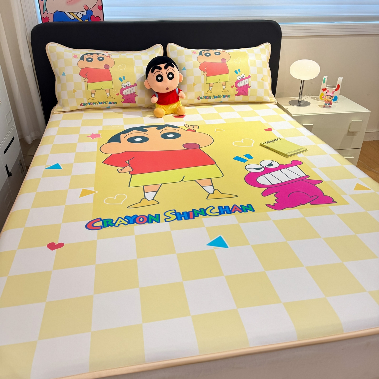 91家纺网 家纺一手货源 找家纺 博雅 2026新款蜡笔小新正版授权小冰皮大版印花凉席-平铺款 大版-奶白格子小新