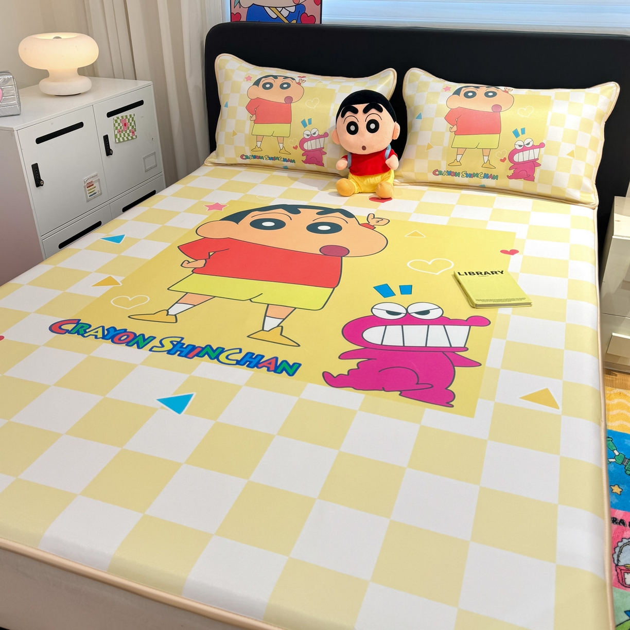 91家纺网 家纺一手货源 找家纺 博雅 2026新款蜡笔小新正版授权小冰皮大版印花凉席-平铺款 大版-奶白格子小新