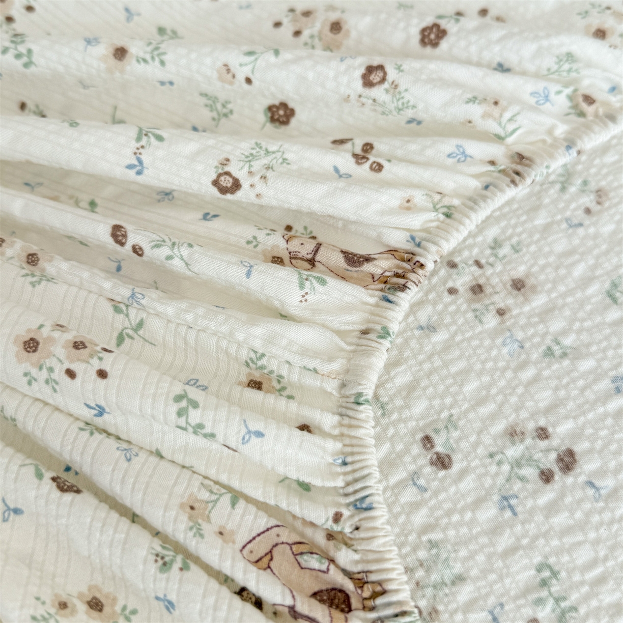 91家纺网 家纺一手货源 找家纺 女子家纺 2026新款亲肤泡芙纱印花床笠单床笠床笠单件 萌趣小马