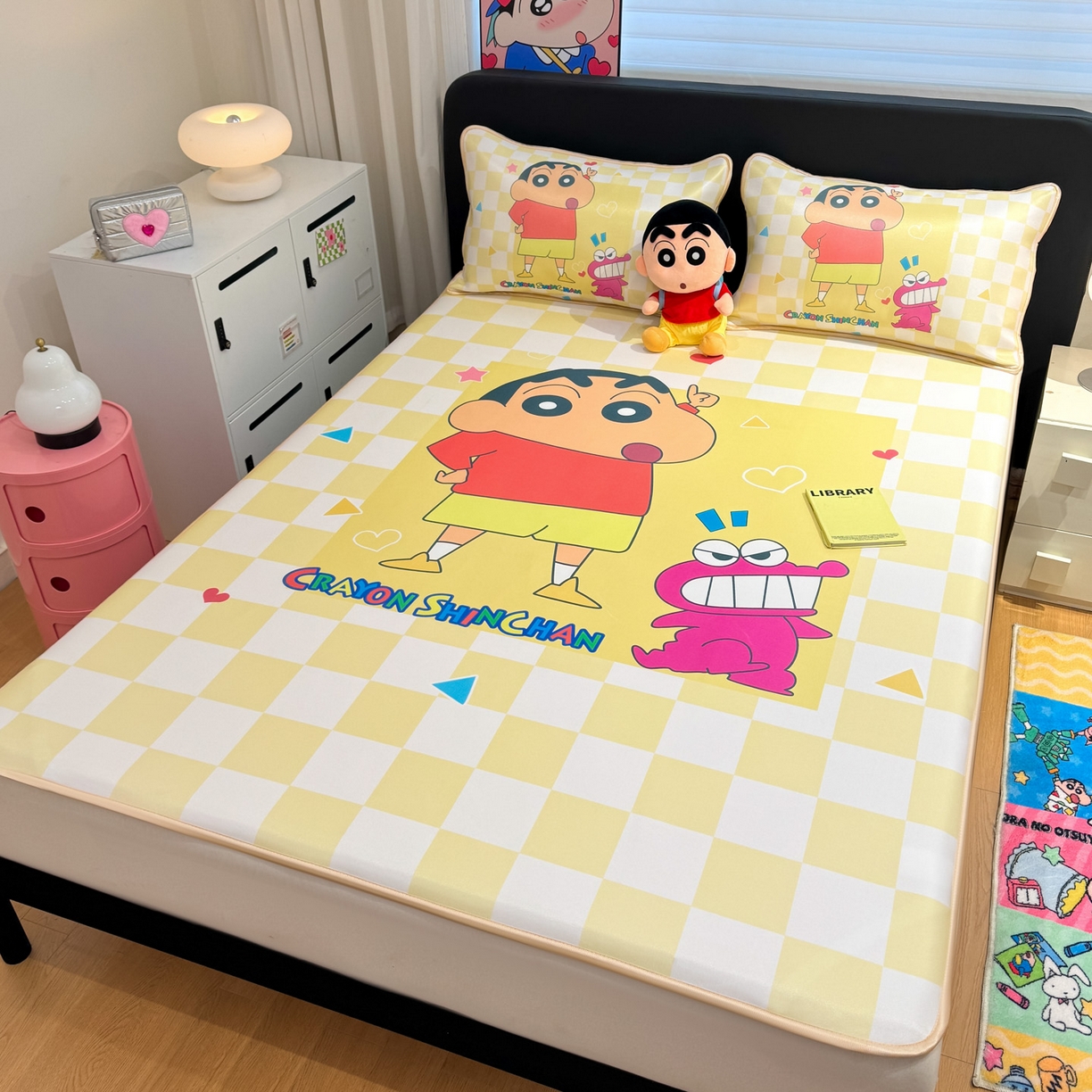 91家纺网 家纺一手货源 找家纺 博雅 2026新款蜡笔小新正版授权小冰皮大版印花凉席-平铺款 大版-奶白格子小新