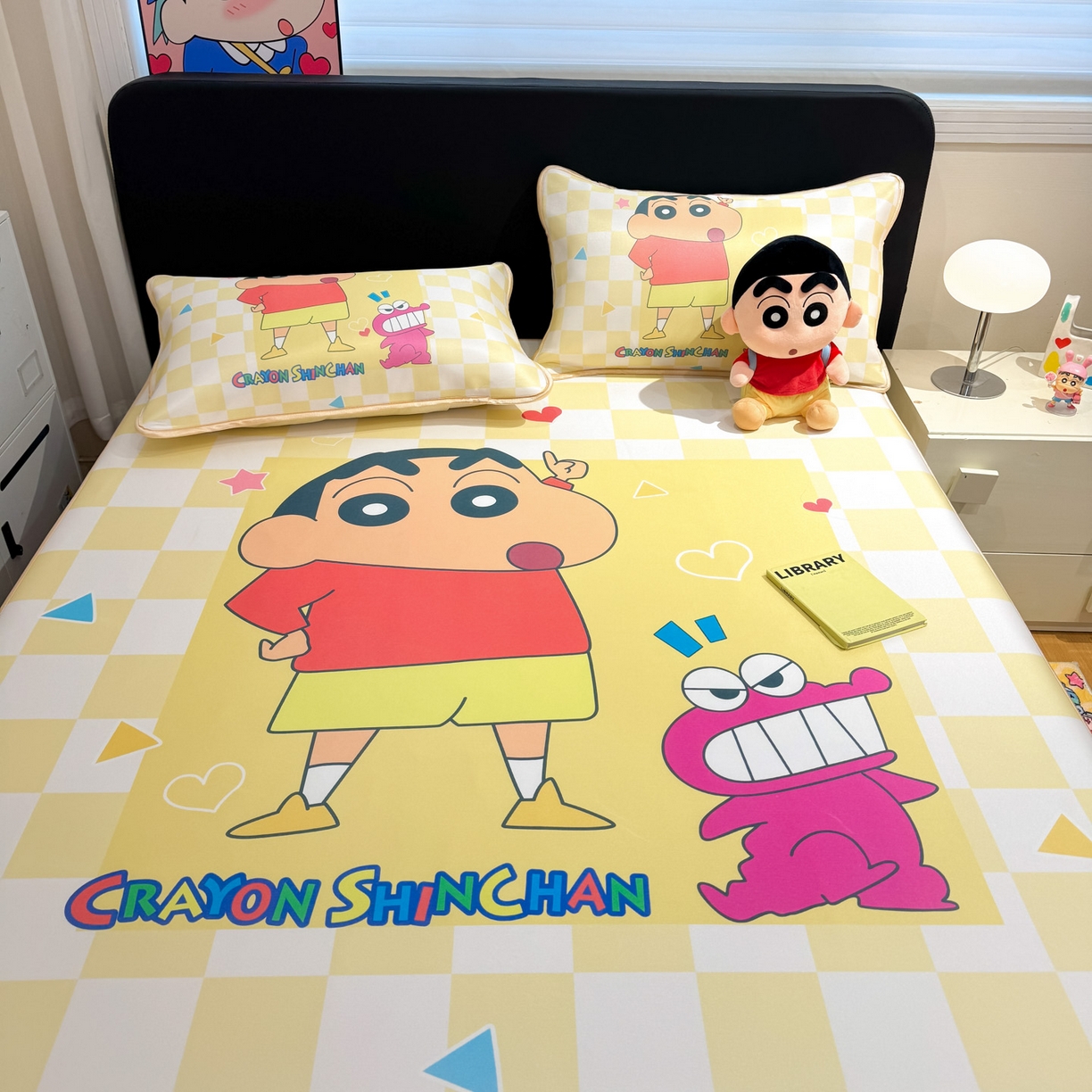 91家纺网 家纺一手货源 找家纺 博雅 2026新款蜡笔小新正版授权小冰皮大版印花凉席-平铺款 大版-奶白格子小新