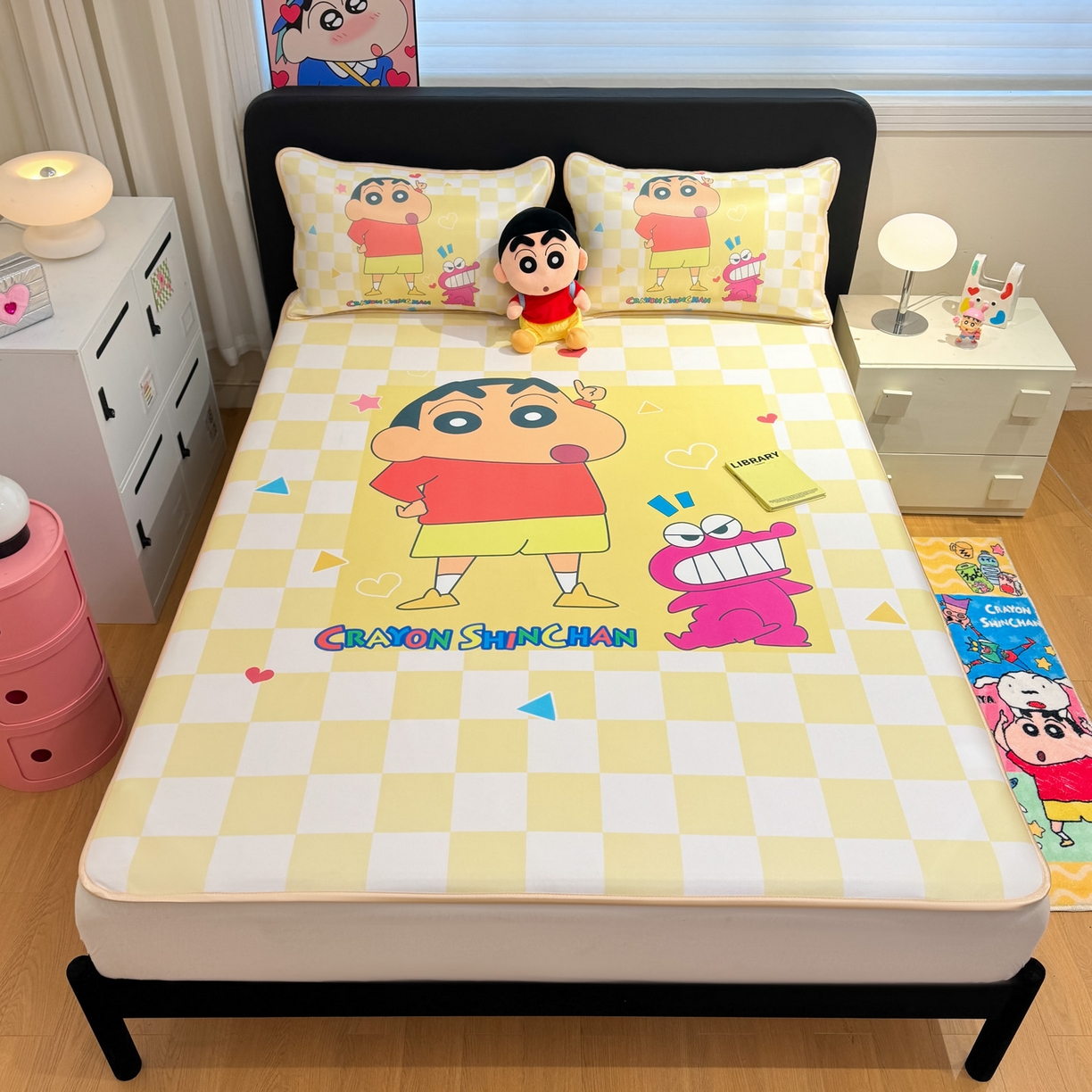 91家纺网 家纺一手货源 找家纺 博雅 2026新款蜡笔小新正版授权小冰皮大版印花凉席-平铺款 大版-奶白格子小新