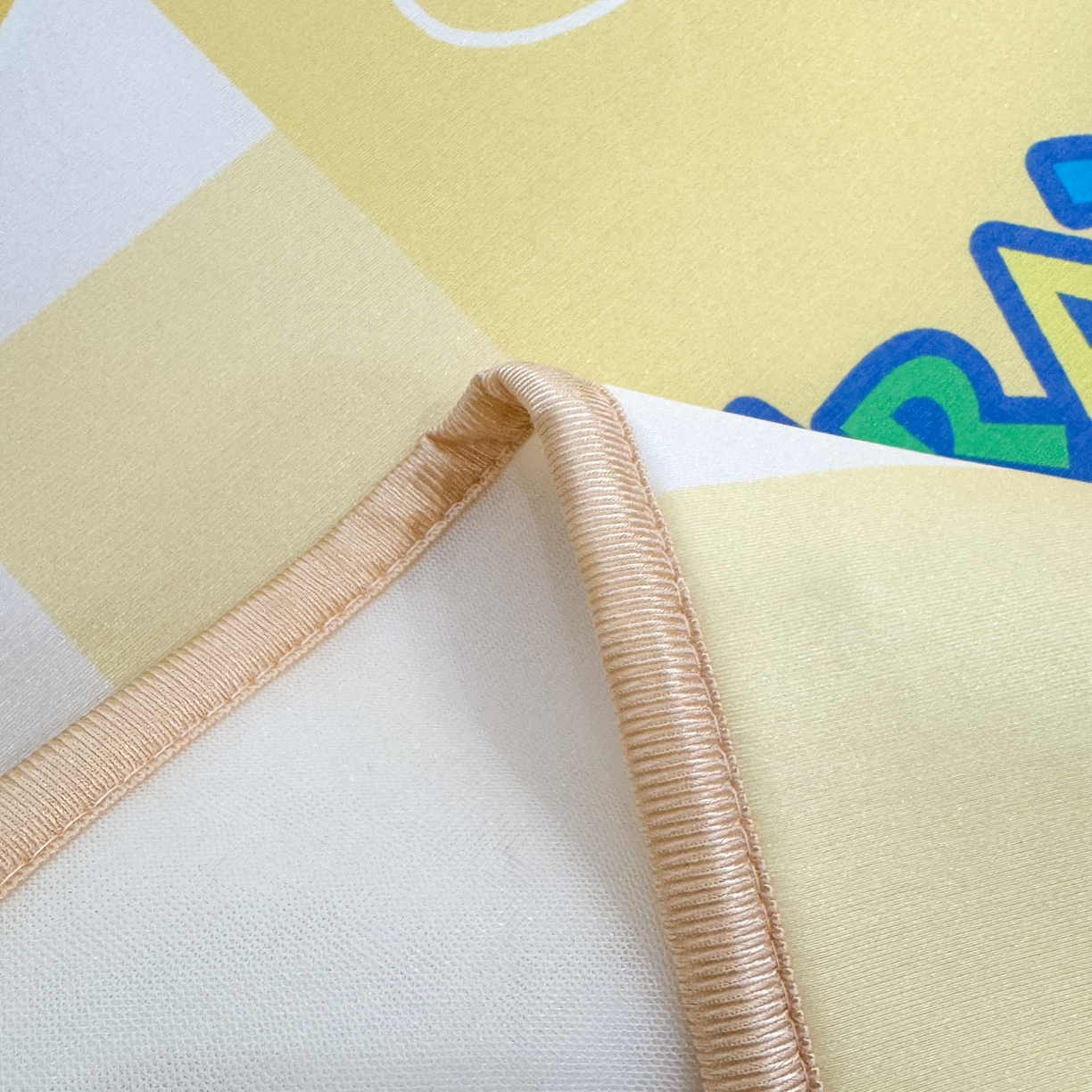 91家纺网 家纺一手货源 找家纺 博雅 2026新款蜡笔小新正版授权小冰皮大版印花凉席-平铺款 大版-奶白格子小新