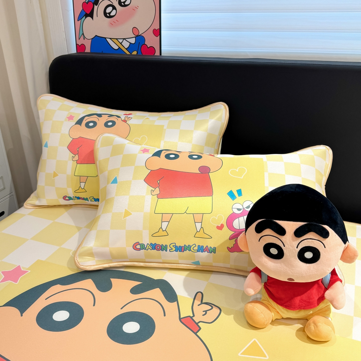 91家纺网 家纺一手货源 找家纺 博雅 2026新款蜡笔小新正版授权小冰皮大版印花凉席-平铺款 大版-奶白格子小新