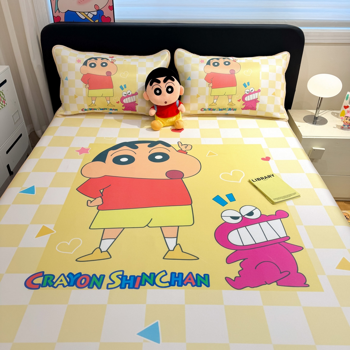 91家纺网 家纺一手货源 找家纺 博雅 2026新款蜡笔小新正版授权小冰皮大版印花凉席-平铺款 大版-奶白格子小新