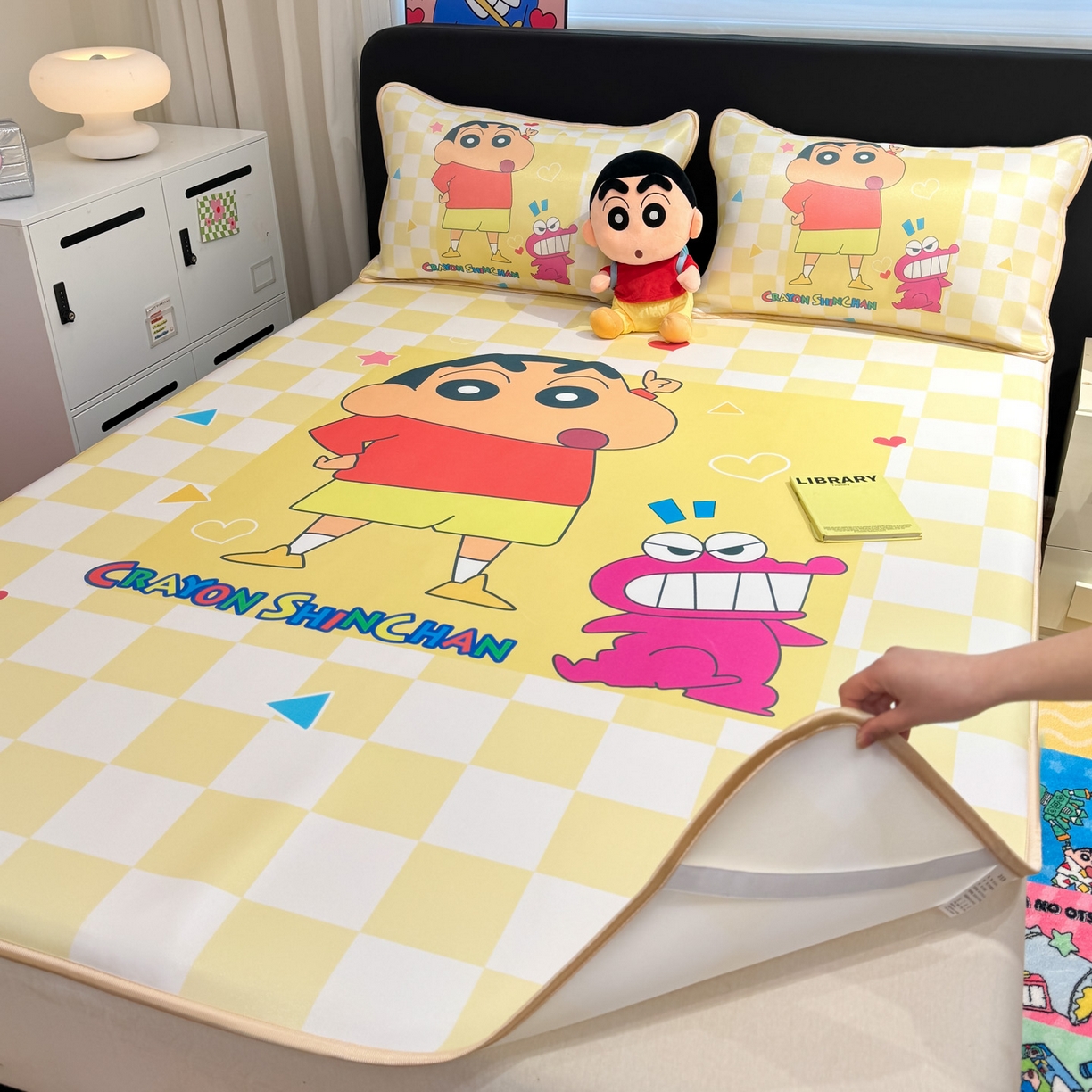 91家纺网 家纺一手货源 找家纺 博雅 2026新款蜡笔小新正版授权小冰皮大版印花凉席-平铺款 大版-奶白格子小新