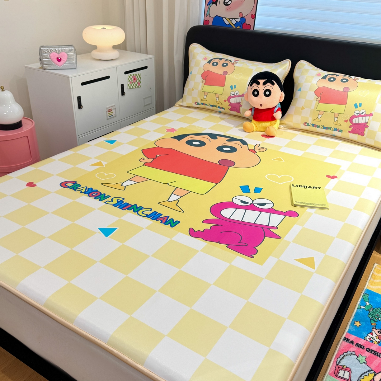 91家纺网 家纺一手货源 找家纺 博雅 2026新款蜡笔小新正版授权小冰皮大版印花凉席-平铺款 大版-奶白格子小新