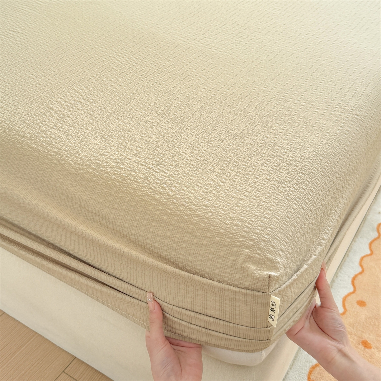 91家纺网 家纺一手货源 找家纺 女子家纺 2026新款亲肤泡芙纱印花床笠单床笠床笠单件 米杏色